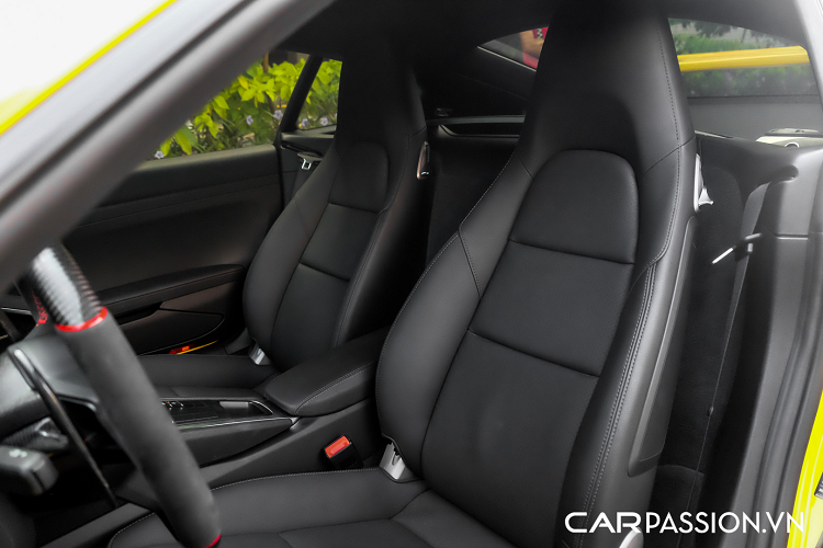 Về mặt tổng thể, Porsche 718 Cayman sở hữu những đường nét thể thao và cứng cáp ở phần ngoại thất. Thiết kế gọn gàng, thời thượng và linh hoạt giúp cho Cayman trở thành mẫu xe có thể sử dụng hàng ngày. So với 718 Cayman tiêu chuẩn, Porsche 718 Cayman GT4 là phiên bản nâng cấp mạnh mẽ của dòng xe thể thao cỡ nhỏ này nhưng lại chưa được đưa về Việt Nam. Chiếc 718 Cayman của vị doanh nhân quê Tây Ninh là chiếc đầu tiên đời 2020 nâng cấp bộ bodykit độc đáo này.