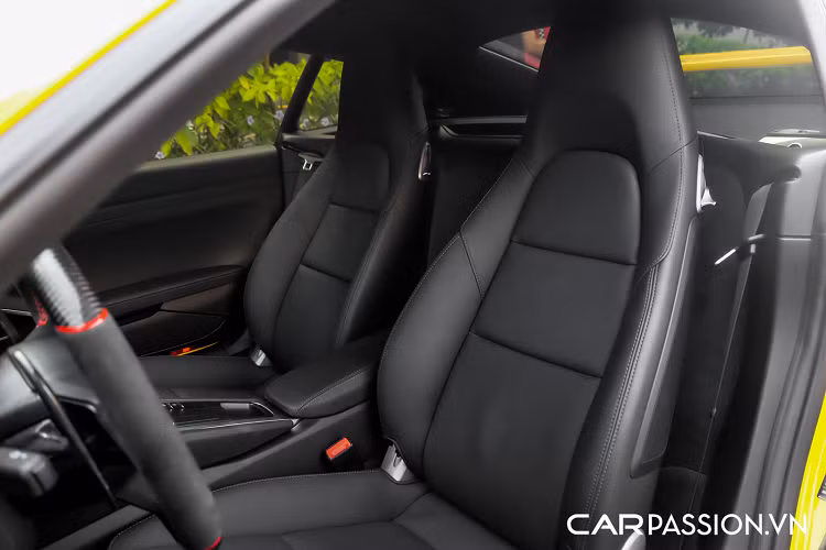 Về mặt tổng thể, Porsche 718 Cayman sở hữu những đường nét thể thao và cứng cáp ở phần ngoại thất. Thiết kế gọn gàng, thời thượng và linh hoạt giúp cho Cayman trở thành mẫu xe có thể sử dụng hàng ngày. So với 718 Cayman tiêu chuẩn, Porsche 718 Cayman GT4 là phiên bản nâng cấp mạnh mẽ của dòng xe thể thao cỡ nhỏ này nhưng lại chưa được đưa về Việt Nam. Chiếc 718 Cayman của vị doanh nhân quê Tây Ninh là chiếc đầu tiên đời 2020 nâng cấp bộ bodykit độc đáo này.