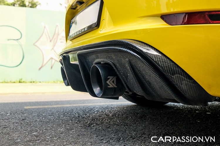 Tiến vào bên trong, khoang nội thất của xe được lựa chọn tông màu tối, vô-lăng 3 chấu tinh tế, tích hợp lẫy chuyển số cho người lái. Phía sau là cụm đồng hồ tốc độ mang hơi hướng cổ điển, đồng hồ vòng tua đặt ở vị trí trung tâm và một màn hình 4,6 inch đặt bên cạnh. Tuy vậy, vô-lăng nguyên bản đã được thay mới bằng vô-lăng của dòng xe 911 Carrera thế hệ mới, chi tiết này được khâu chỉ đỏ, bọc da Alcantara và sợi carbon.