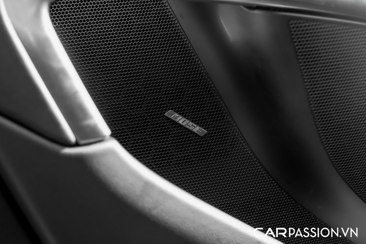 Ở phần đầu xe, cản trước được thay mới bằng chi tiết làm từ vật liệu sợi carbon "siêu nhẹ", líp trước và viền khe hút gió cũng được ốp sợi carbon. Phần cản mới gây ấn tượng với ba hốc hút gió nằm tách biệt và được mở rộng tối đa nhằm giảm lực cản. Xe vẫn sử dụng hệ thống đèn pha Bi-xenon, kết hợp cùng đèn LED định vị ban ngày có thiết kế đẹp mắt.