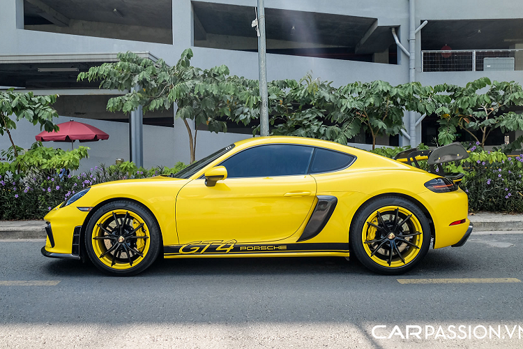 Porsche 718 Cayman tại Việt Nam được trang bị khối động cơ 4 xy-lanh tăng áp đặt giữa, có dung tích 2.0 lít, sản sinh công suất tối đa 296 mã lực và mô men xoắn cực đại đạt mức 380 Nm. Kết hợp với hộp số tự động 7 cấp ly hợp kép PDK trứ danh của Porsche và hệ dẫn động cầu sau, 718 Cayman chỉ mất 4,9 giây để tăng tốc từ 0-100 km/h (4,7 giây với gói Sport Chrono) trước khi đạt tốc độ tối đa 275 km/h.