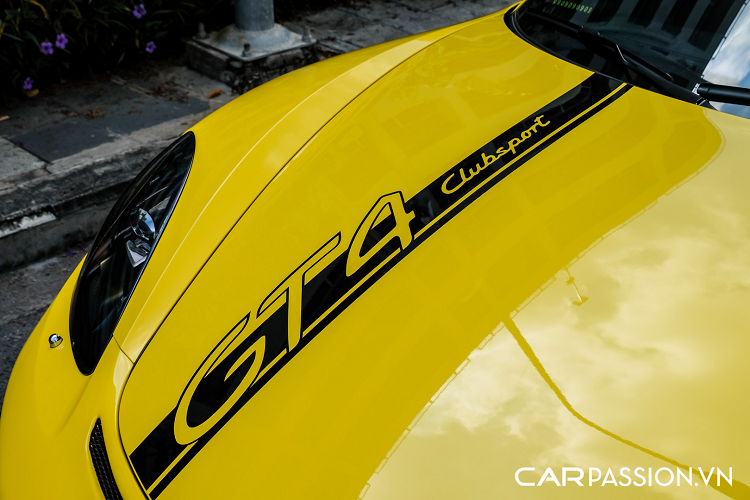 Nguyên bản xe được trang bị bộ mâm 5 chấu đơn có màu bạc, tuy nhiên đã được chủ xe thay bằng bộ mâm mới có cấu tạo từ hai mảnh riêng biệt của thương hiệu WatercooledIND. Sau một thời gian sử dụng, anh lại tiếp tục thay đổi với bộ mâm 5 chấu kép chính hãng có đường kính 20 inch màu đen bóng và viền mâm màu vàng. Hệ thống phanh đĩa trên xe cũng được doanh nhân trẻ tuổi nâng cấp với cùm phanh của Tei Racing và đĩa phanh hoàn toàn mới. Khe hút gió ở hai bên hông xe được ốp sợi carbon.