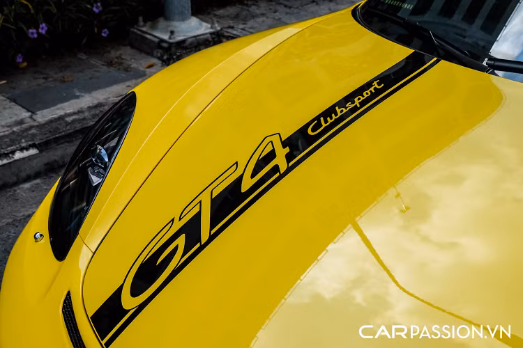 Nguyên bản xe được trang bị bộ mâm 5 chấu đơn có màu bạc, tuy nhiên đã được chủ xe thay bằng bộ mâm mới có cấu tạo từ hai mảnh riêng biệt của thương hiệu WatercooledIND. Sau một thời gian sử dụng, anh lại tiếp tục thay đổi với bộ mâm 5 chấu kép chính hãng có đường kính 20 inch màu đen bóng và viền mâm màu vàng. Hệ thống phanh đĩa trên xe cũng được doanh nhân trẻ tuổi nâng cấp với cùm phanh của Tei Racing và đĩa phanh hoàn toàn mới. Khe hút gió ở hai bên hông xe được ốp sợi carbon.