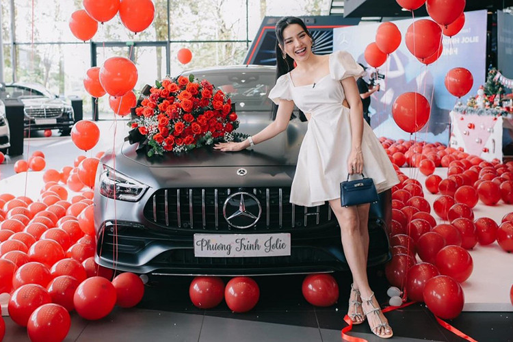 Mercedes-AMG GT53 có 5 chế độ lái và Phương Trinh Jolie dễ dàng thao thác cũng như chuyển đổi nhờ cụm điều khiển AMG Dynamic Select.