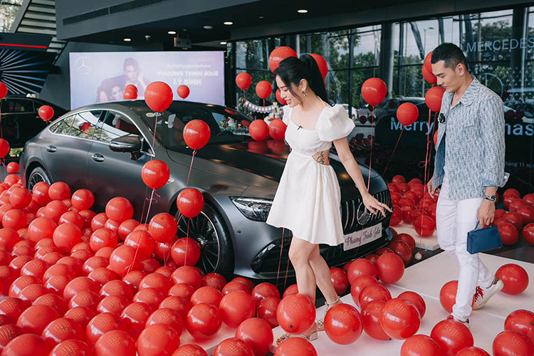 Dòng xe Mercedes-AMG GT53 được trang bị hộp số 9 cấp, đi kèm là hệ dẫn động AMG Performance 4Matic+ giúp mẫu xe Coupe 4 cửa này có khả năng tăng tốc từ vị trí xuất phát lên 100km/h chỉ trong thời gian 4,5 giây trước khi đạt vận tốc tối đa 285km/h.