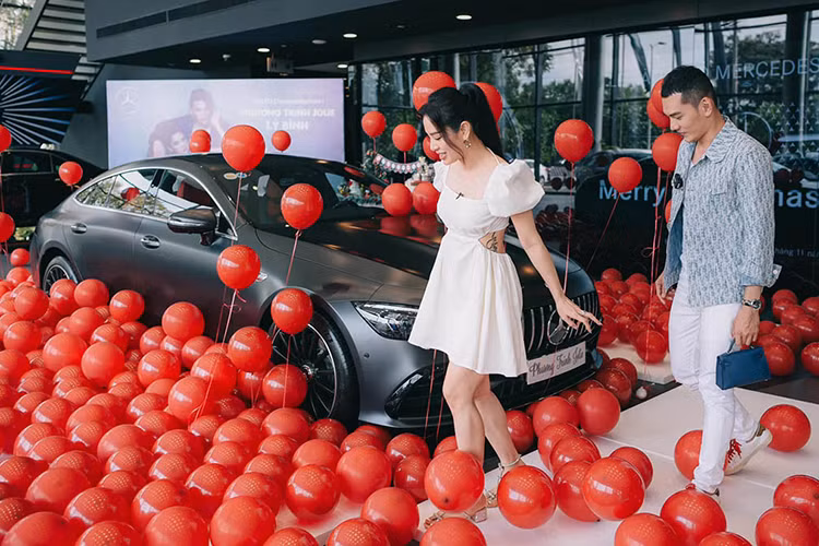 Dòng xe Mercedes-AMG GT53 được trang bị hộp số 9 cấp, đi kèm là hệ dẫn động AMG Performance 4Matic+ giúp mẫu xe Coupe 4 cửa này có khả năng tăng tốc từ vị trí xuất phát lên 100km/h chỉ trong thời gian 4,5 giây trước khi đạt vận tốc tối đa 285km/h.