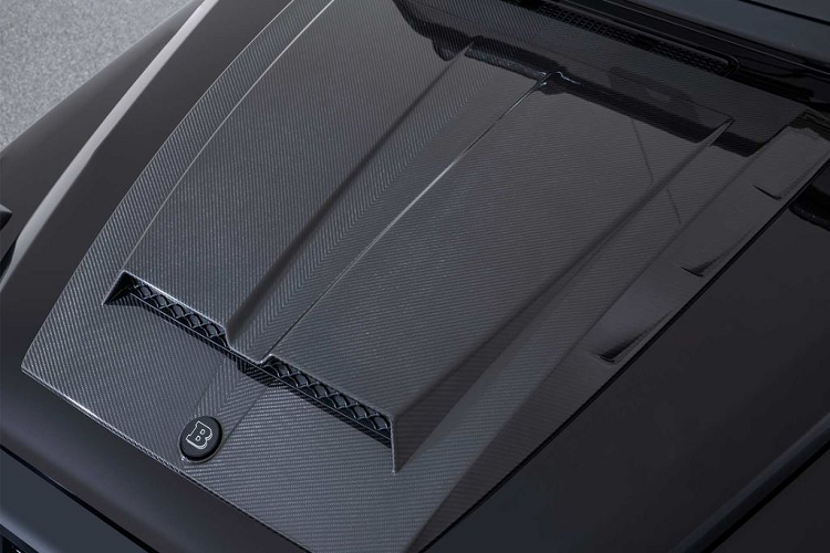 Một số điểm nhấn đáng chú ý của gói nâng cấp này gòm bộ bodykit thể thao, nắp ca-pô làm từ sợi carbon, vành đúc 23 inch Brabus Platinum Edition Monoblock, đèn LED phụ trợ ở hốc gió bên và trên xe, cánh gió trần xe, logo Brabus trên lưới tản nhiệt, ống xả thể thao làm bằng thép không gỉ, nắp điều chỉnh khí thải chủ động...
