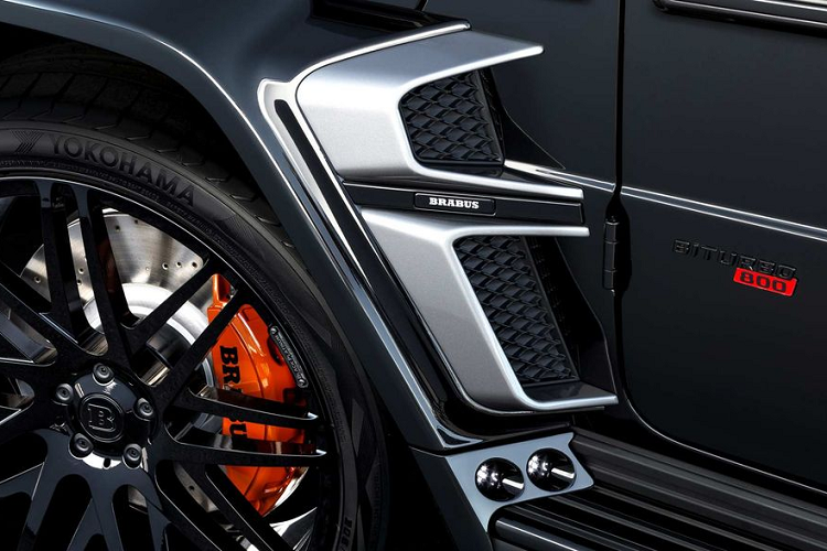 Không chỉ có ngoại thất được nâng cấp, Mercedes-AMG G63 độ 800 Brabus Widestar còn được làm mới ở bên trong với nội thất bọc da toàn bộ, các bề mặt ốp sợi carbon cùng trần xe bầu trời sao giống như trên Rolls-Royce.