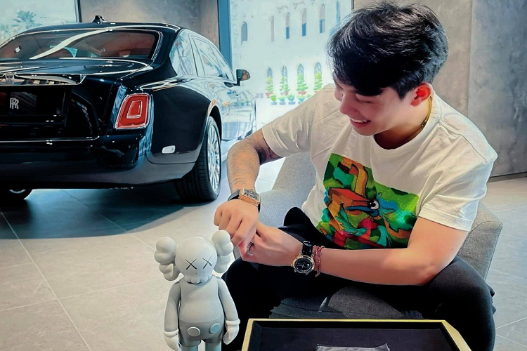 Gần đây, vào ngày 7/10/2021, Minh nhựa đã bị giới săn xe Sài thành bắt gặp điều khiển xe SUV hạng sang Mercedes-AMG G63 đến đại lý Rolls-Royce ở Sài thành nhưng không rõ là mua xe mới hay làm dịch vụ và cũng có thể là nhờ làm giấy tờ cho Rolls-Royce Cullinan. Tuy nhiên, đây chỉ là phỏng đoán của cộng đồng mạng.