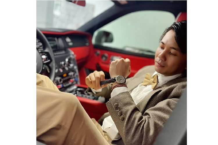 Thời gian đã trôi qua hơn 1 năm nhưng mãi xe Rolls-Royce Cullinan của Minh nhựa vẫn chưa có biển số khiến chủ xe cũng như người hâm mộ nóng lòng. Ngoài ra, câu nói lâu ra biển nhất của Minh nhựa có vẻ như ngầm ám chỉ chiếc Cullinan này gặp trục trặc về mặt giấy tờ nhiều hơn là chờ biển đẹp. Lý do, chiếc xe đen đủi nhất khi Minh nhựa ra biển số là Pagani Huayra phải mất đến 2 năm và 3 lần xét xe mới có biển, trong khi, Rolls-Royce Cullinan mới bàn giao hơn 1 năm.