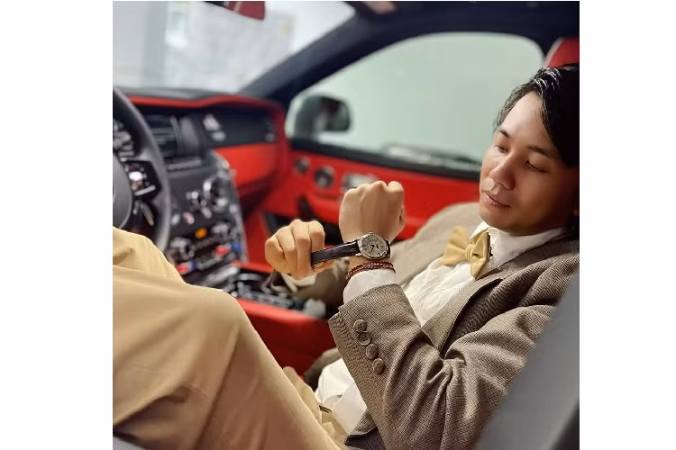 Thời gian đã trôi qua hơn 1 năm nhưng mãi xe Rolls-Royce Cullinan của Minh nhựa vẫn chưa có biển số khiến chủ xe cũng như người hâm mộ nóng lòng. Ngoài ra, câu nói lâu ra biển nhất của Minh nhựa có vẻ như ngầm ám chỉ chiếc Cullinan này gặp trục trặc về mặt giấy tờ nhiều hơn là chờ biển đẹp. Lý do, chiếc xe đen đủi nhất khi Minh nhựa ra biển số là Pagani Huayra phải mất đến 2 năm và 3 lần xét xe mới có biển, trong khi, Rolls-Royce Cullinan mới bàn giao hơn 1 năm.