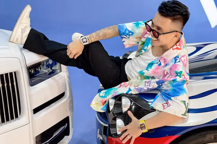 Thông tin chúng tôi tìm hiểu cho biết, chiếc SUV siêu sang Rolls-Royce Cullinan của Minh nhựa đặt mua gần 1 năm mới nhận bàn giao vào tháng 9 năm ngoái, chiếc xe này mang ngoại thất màu trắng và nội thất đỏ rất đẹp mắt, đúng ý thích của đại gia ngành nhựa.