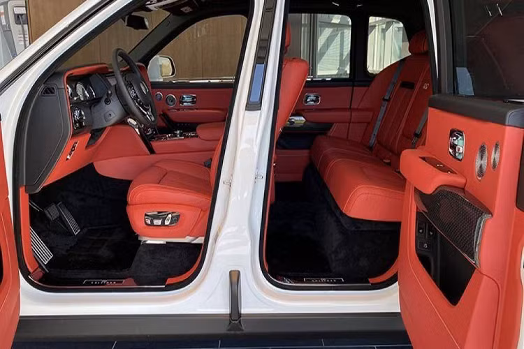 Ngoài chiếc xe Rolls-Royce Cullinan, trong garage của Minh nhựa hiện còn có chiếc xe Rolls-Royce khác là Ghost bản cũ. Chiếc Rolls-Royce Cullinan của Minh nhựa thuộc bản 4 chỗ ngồi nên hàng ghế sau sẽ chỉ có hai ghế ngồi kiểu độc lập và thương gia theo gói tuỳ chọn Individual Seat.