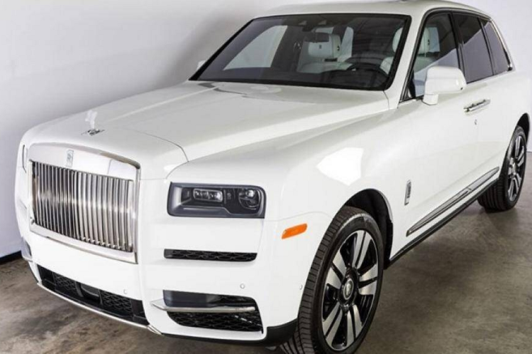 SUV siêu sang Rolls-Royce Cullinan của Minh nhựa được trang bị động cơ V12, tăng áp kép, dung tích 6.75 lít, sản sinh công suất tối đa 563 mã lực và mô-men xoắn cực đại 850 Nm tại vòng tua máy 1.600 vòng/phút. Động cơ của Rolls-Royce Cullinan được trang bị hộp số tự động ZF 8 cấp, hệ dẫn động 4 bánh toàn thời gian và đánh lái 4 bánh hoàn toàn mới.