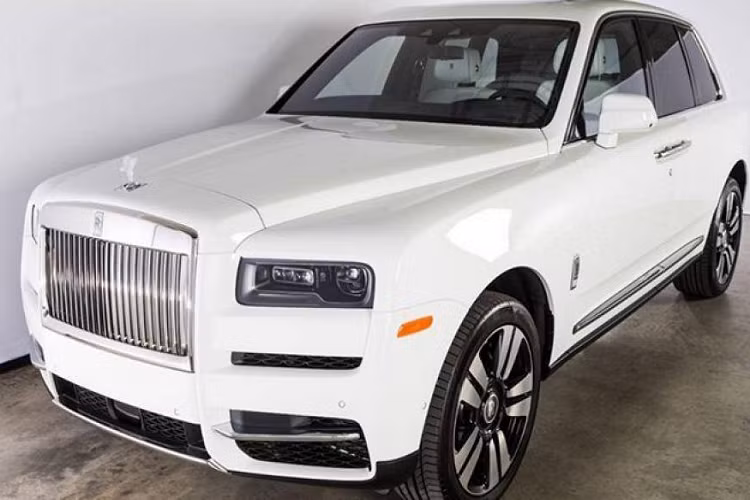 SUV siêu sang Rolls-Royce Cullinan của Minh nhựa được trang bị động cơ V12, tăng áp kép, dung tích 6.75 lít, sản sinh công suất tối đa 563 mã lực và mô-men xoắn cực đại 850 Nm tại vòng tua máy 1.600 vòng/phút. Động cơ của Rolls-Royce Cullinan được trang bị hộp số tự động ZF 8 cấp, hệ dẫn động 4 bánh toàn thời gian và đánh lái 4 bánh hoàn toàn mới.