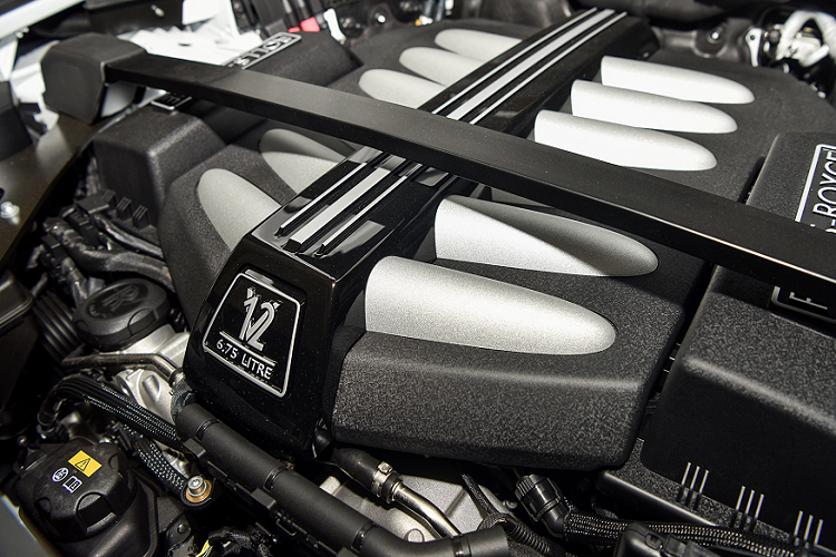 Giá xe Rolls-Royce Cullinan tại Việt Nam chính hãng dành cho bản tiêu chuẩn khoảng 32,3 tỷ đồng. Tuy nhiên khách hàng khi mua xe Rolls-Royce Cullinan đều có yêu cầu thêm về cấu hình ở nội thất cũng như trang bị theo xe, vì thế, mức giá bán cuối cùng của xe có thể trên 40 tỷ đồng.