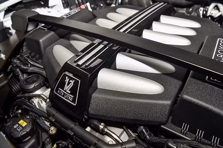 Giá xe Rolls-Royce Cullinan tại Việt Nam chính hãng dành cho bản tiêu chuẩn khoảng 32,3 tỷ đồng. Tuy nhiên khách hàng khi mua xe Rolls-Royce Cullinan đều có yêu cầu thêm về cấu hình ở nội thất cũng như trang bị theo xe, vì thế, mức giá bán cuối cùng của xe có thể trên 40 tỷ đồng.