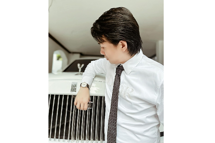 Chính vì điều này mà đã rộ lên tin đồn chiếc xe Rolls-Royce Cullinan khi về tay Minh nhựa có trục trặc về giấy tờ nên đại gia 8X này không thể xét xe, hoặc chủ nhân Pagani Huayra đang đợi biển số đẹp, theo ý thích của mình nên đến nay Cullinan chưa có "chứng minh nhân dân".