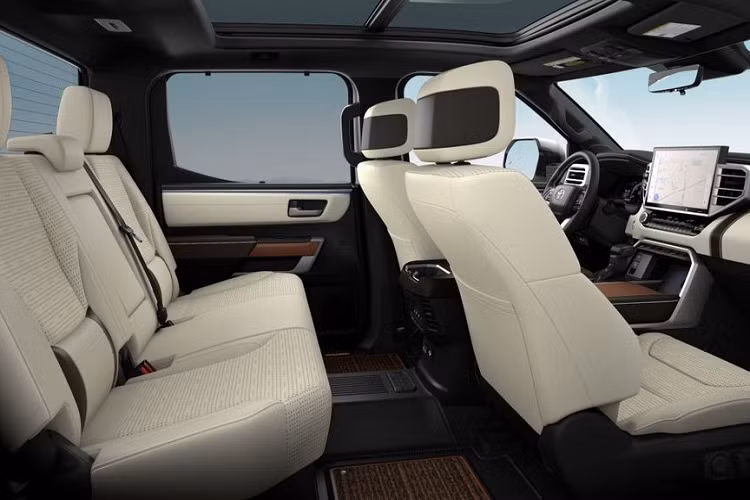 Ngoài ra, xe cũng được cung cấp rất nhiều gói trang trí, trong đó ấn tượng nhất là gói TRD Off-Road cho Toyota Tundra 2022 có giá 2.410 USD (khoảng 55 triệu đồng). Gói trang bị này gồm: bộ mâm 20 inch đi kèm với lốp mọi địa hình, lưới tản nhiệt TRD, đề can TRD, tấm lót bảo vệ gầm, giảm xóc hàng hiệu của Bilstein.