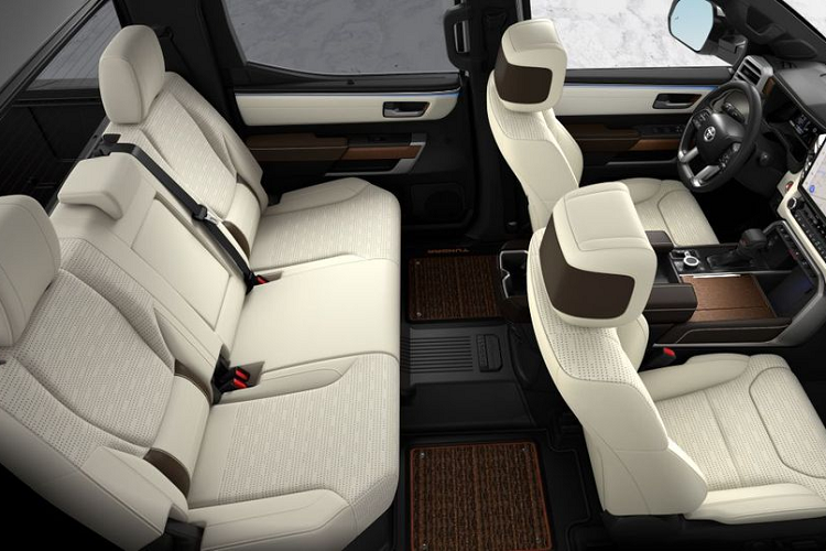 Để cá nhân hoá chiếc Toyota Tundra 2022, Carscoop đã lựa chọn phiên bản 1974 cao cấp nhất có giá khởi điểm 57.690 USD (khoảng 1,3 tỷ đồng), biến thể CrewMax với thùng dài 1,9m (6,5 feet). Tiếp đến là hệ thống truyền động hybrid mang tên i-Force Max hybrid, sử dụng động cơ xăng V6 dung tích 3.5 lít tăng áp kép, kết hợp với hệ dẫn động cầu sau hoặc 2 cầu.