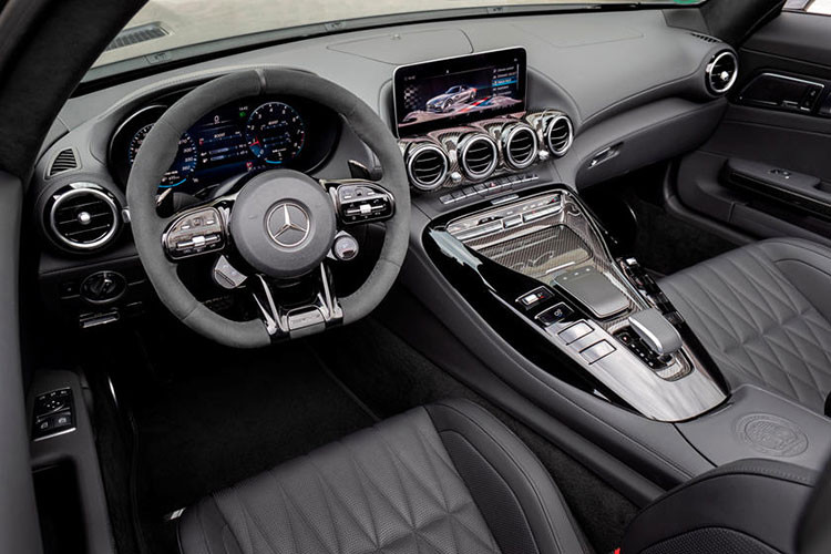 Đây cũng là lần đầu tiên trong "gia đình" dòng xe thể thao hạng sang Mercedes-AMG GT Roadster đã sinh ra một phiên bản giới hạn. Tương tự như chiếc Mercedes-AMG GT Roadster độc nhất Việt Nam, biến thể R Hardcore này vẫn sử dụng mui xếp mềm quen thuộc nhưng được nâng tầm lên siêu xe.