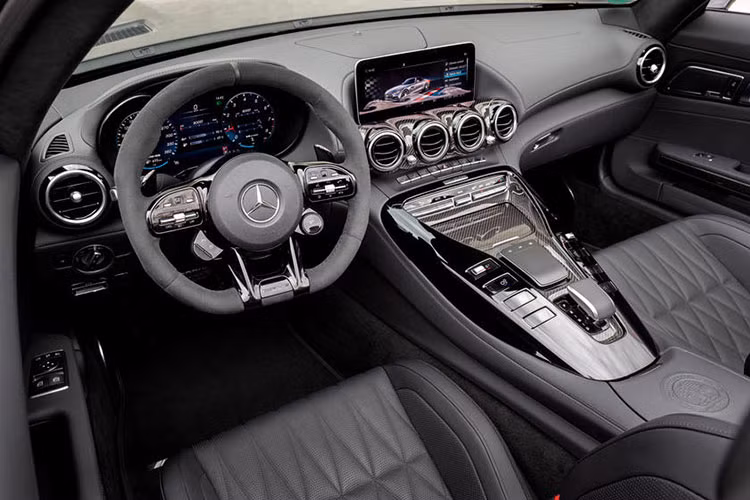 Đây cũng là lần đầu tiên trong "gia đình" dòng xe thể thao hạng sang Mercedes-AMG GT Roadster đã sinh ra một phiên bản giới hạn. Tương tự như chiếc Mercedes-AMG GT Roadster độc nhất Việt Nam, biến thể R Hardcore này vẫn sử dụng mui xếp mềm quen thuộc nhưng được nâng tầm lên siêu xe.