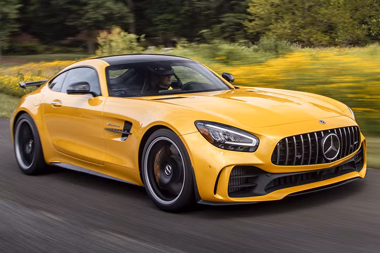 Tốc độ tối đa trên 300 km/h là quá đủ cho chủ nhân có thể trải nghiệm. Những khách hàng may mắn khi mua Mercedes-AMG GT R Roadster còn có thể yêu cầu nhà sản xuất sơn mui xe màu xám mờ hoàn toàn mới. Để tăng cường hiệu suất, hãng xe Đức còn cung cấp tới 2 gói tùy chọn sợi carbon.