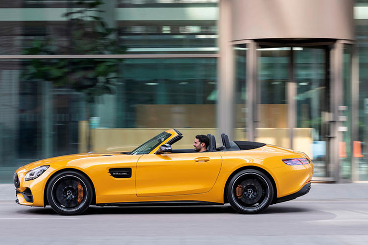 "Trái tim" trên Mercedes-AMG GT R Roadster vẫn là khối động cơ V8, dung tích 4.0 lít, tăng áp kép, sản sinh công suất tối đa 577 mã lực và mô-men xoắn cực đại 700 Nm tương tự như chiếc coupe. Hệ thống này vẫn đi kèm với hộp số ly hợp kép 7 cấp, nhưng đã được tinh chỉnh một chút nhằm tăng khả năng vận hành và khả năng tăng tốc của xe.