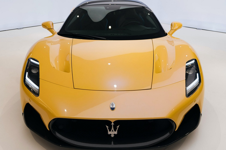 Dễ nhận ra điểm nhấn trên siêu xe Maserati MC20 chính là bộ cửa cánh bướm, đây cũng là mẫu xe thương mại duy nhất của hãng xe có logo cây đinh ba được trang bị loại cửa cá tính này. Điều này giúp cho chủ nhân và hành khách ra vào xe thoải mái.