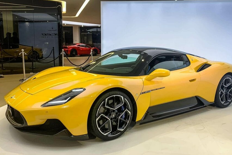 Trọng lượng của siêu xe Maserati MC20 ở mức siêu nhẹ, khi chỉ dưới 1,5 tấn, để làm được điều này, hãng xe Ý trang bị bộ khung gầm bằng carbon cho siêu xe MC20.