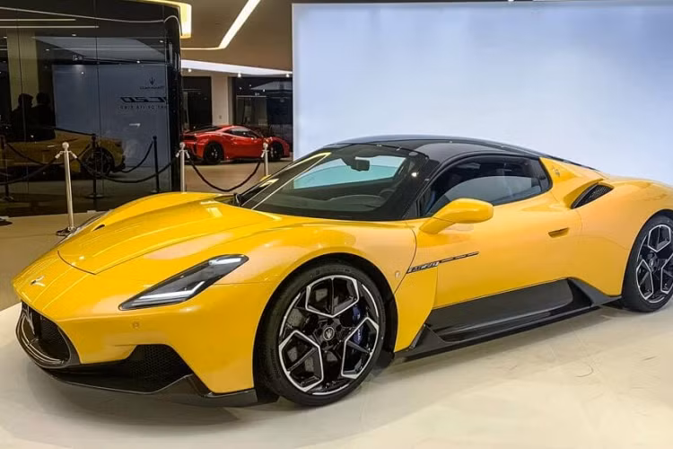 Trọng lượng của siêu xe Maserati MC20 ở mức siêu nhẹ, khi chỉ dưới 1,5 tấn, để làm được điều này, hãng xe Ý trang bị bộ khung gầm bằng carbon cho siêu xe MC20.