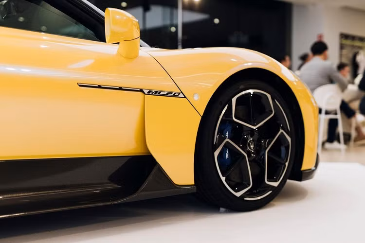 Ngoại hình xe còn gây ấn tượng với đèn pha và đèn hậu LED thiết kế sắc sảo, la-zăng thể thao.