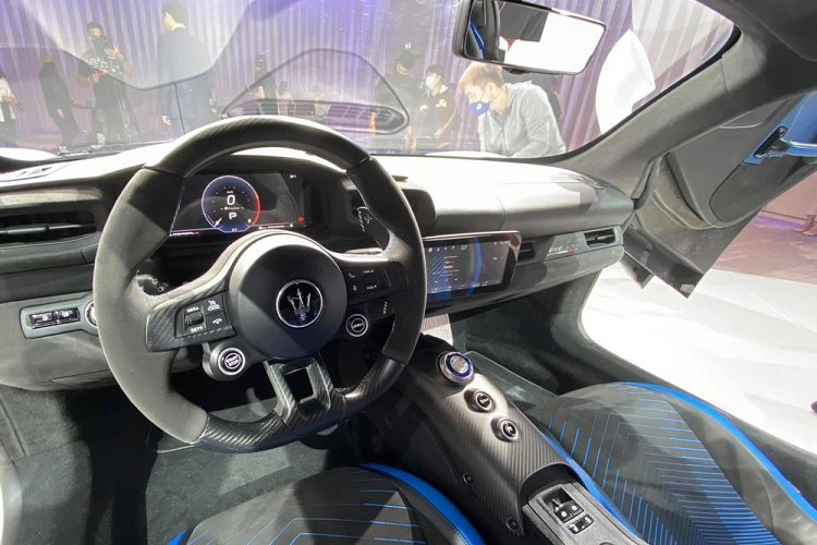 Màu trắng và vàng được đồn đoán là bộ áo chính cho các siêu xe Maserati MC20 về Việt Nam, nhưng mức giá bán siêu xe Maserati MC20 tại dải đất hình chữ S không được tiết lộ.