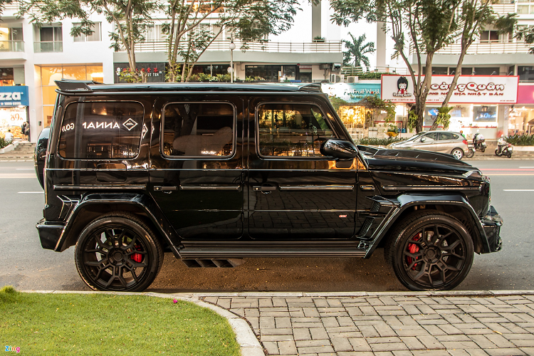 Cụ thể, chiếc Mercedes-AMG G63 độ Brabus sở hữu ngoại hình ấn tượng hơn với nhiều chi tiết được độ lại. Phần cản trước với thiết kế góc cạnh và hầm hố. Logo ngôi sao ba cánh cỡ lớn ở lưới tản nhiệt cũng được thay bằng logo Brabus.