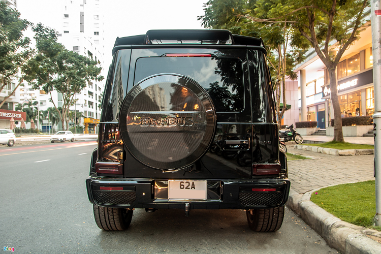 Phần cản sau cũng được thay mới với thiết kế vuông vức và hầm hố tương tự phần cản trước, phần khung chứa bánh dự phòng phía sau làm bằng carbon với dòng chữ Brabus dập nổi. 