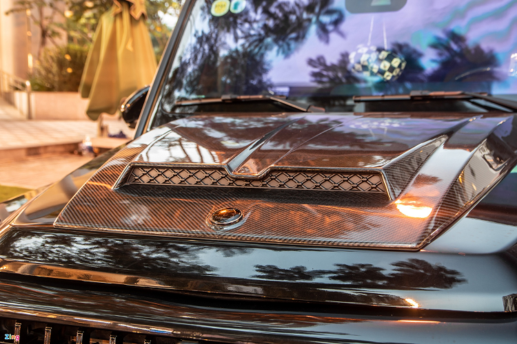 Với gói độ Brabus, trên xe xuất hiện khá nhiều hốc hút gió giả làm tăng vẻ hầm hố của chiếc SUV. Logo Brabus 800 được đính ngay dưới cột A của xe.