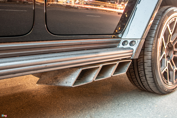 Hệ thống ba ống xả cho thấy đây là chiếc xe được nhập khẩu tư nhân, trong khi các mẫu chính hãng chỉ có 2 ống xả. Chi tiết này cũng được độ lại với chụp ống xả vuông vức hơn so với dạng ống tròn nguyên bản.