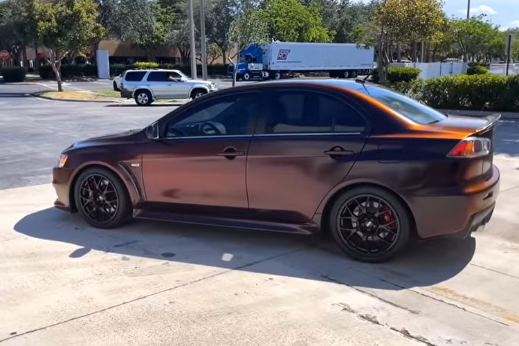 Nhìn chung, “DipYourCar” một lần nữa lại cho chúng ta thấy loại sơn hoàn thiện đổi màu có thể mang đến hiệu ứng bắt mắt như thế nào nếu được làm chuẩn.