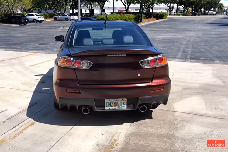 Thực tế, màu cam trên chiếc Evo trông khá chói khi được ánh sáng chiếu vào, nhưng bộ la-zăng màu đen của nó giúp cân bằng một phần.