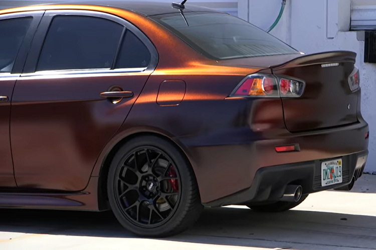 Để so sánh, chúng ta đã từng thấy một chiếc Audi RS7 với màu sơn đỏ chuyển đen từ “DipYourCar” vào cuối năm ngoái.