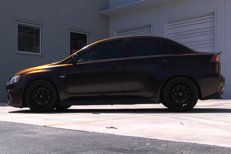 Công ty Hypershift cũng cung cấp một màu sơn nhúng đỏ chuyển đen với một số điểm tương đồng, nhưng các vảy trong màu cam trông rõ ràng hơn nhiều và sắc thái cuối cùng vẫn giữ được màu cam ngay cả khi nó chuyển dần sang màu đen.