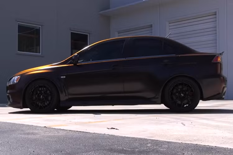 Công ty Hypershift cũng cung cấp một màu sơn nhúng đỏ chuyển đen với một số điểm tương đồng, nhưng các vảy trong màu cam trông rõ ràng hơn nhiều và sắc thái cuối cùng vẫn giữ được màu cam ngay cả khi nó chuyển dần sang màu đen.