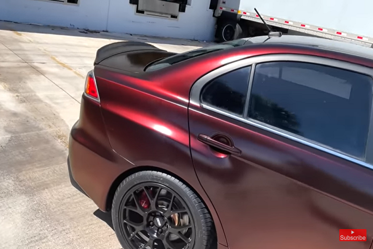 Với chiếc Audi, chúng ta thấy có những góc độ màu sơn đỏ trông có vẻ chuyển thành cam, nhưng không hề giống với màu cam trên chiếc Evo ở đây.