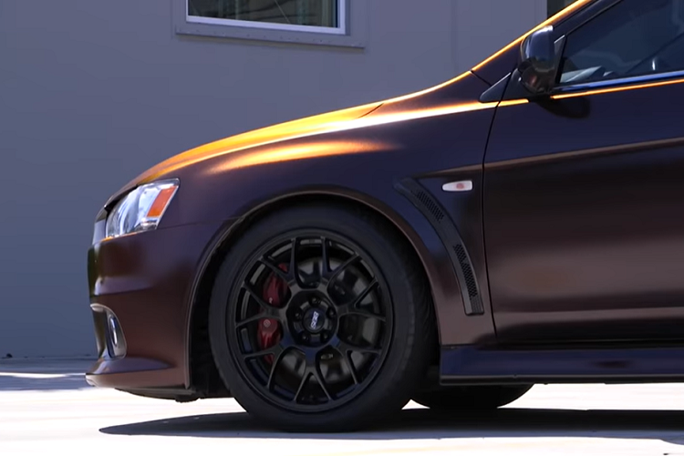 Mitsubishi Lancer Evo sơn độc nhúng này được gọi là ZBO, và dựa theo video, nó là màu sơn Hypershift cam chuyển đen đầu tiên trên thế giới.