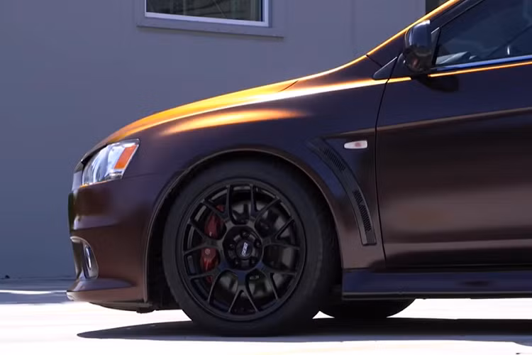 Mitsubishi Lancer Evo sơn độc nhúng này được gọi là ZBO, và dựa theo video, nó là màu sơn Hypershift cam chuyển đen đầu tiên trên thế giới.