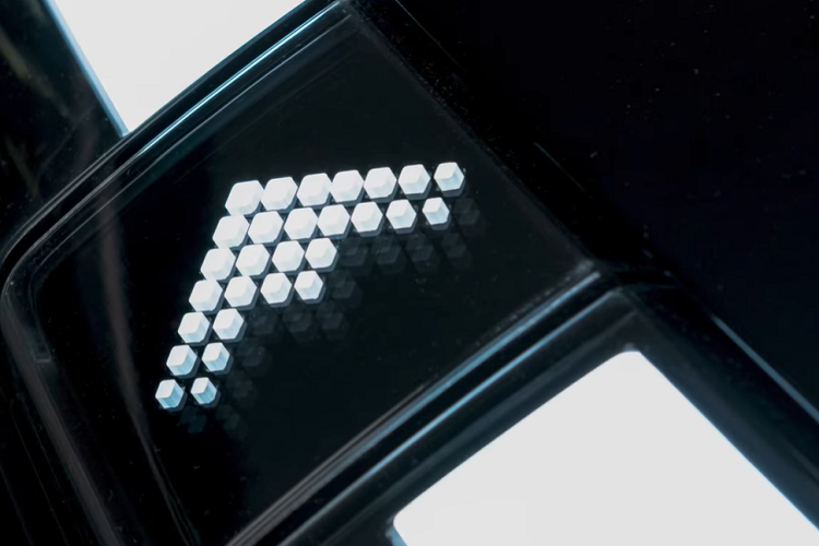 Nó được thiết kế với vai trò làm một chiếc xe sang trọng, với những đường nét mạnh mẽ, táo bạo, và đèn chiếu sáng trang nhã.