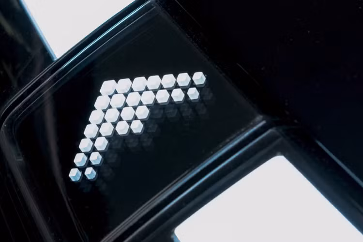 Nó được thiết kế với vai trò làm một chiếc xe sang trọng, với những đường nét mạnh mẽ, táo bạo, và đèn chiếu sáng trang nhã.