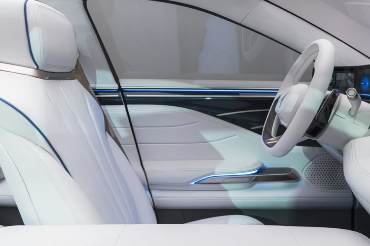 Model E có trang bị tính năng nhận dạng khuôn mặt khi bạn đến gần, trong khi phần trung tâm là các màn hình bao quanh dành cho cụm đồng hồ, màn hình thông tin giải trí, và một màn hình bổ sung bên trái người lái — có thể là để hiển thị hình ảnh từ camera chiếu hậu thay thế gương bên ngoài.