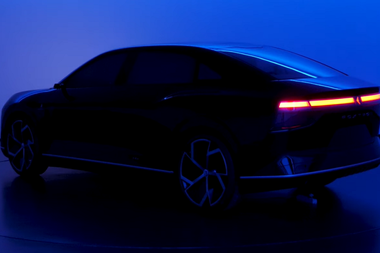 Bên trong, một thiết kế bao bọc, thanh lịch kéo dài từ cửa trước, qua cột giữa, và đến cửa sau.