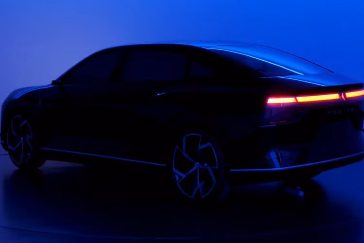 Bên trong, một thiết kế bao bọc, thanh lịch kéo dài từ cửa trước, qua cột giữa, và đến cửa sau.